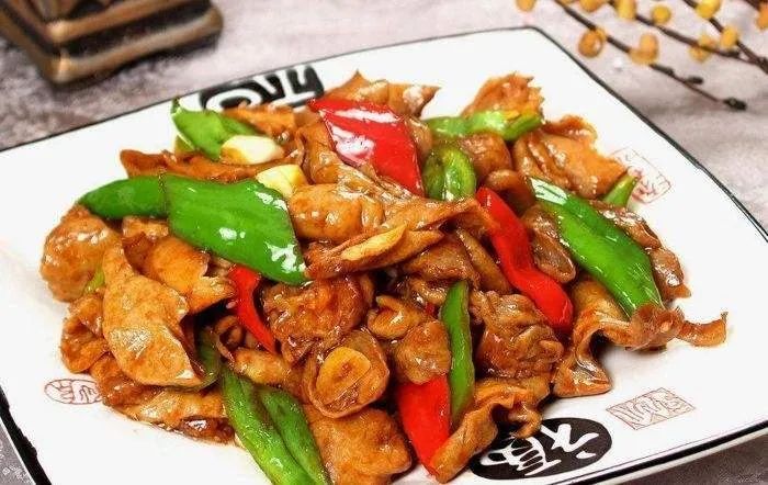 川菜师傅教干煸肥肠的正宗做法，口感酥脆麻辣鲜香，越吃越有味！