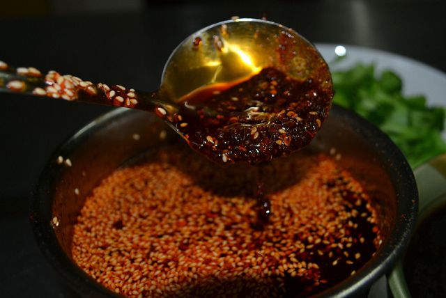 辣椒油最香最好吃的做法，这4味料不能少，又红又辣还超级香，拌啥都好吃！
