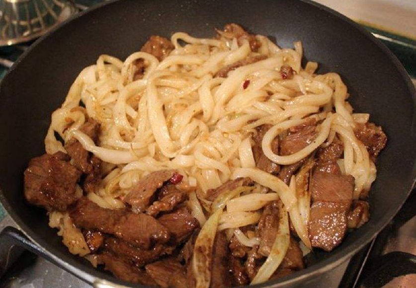 广东经典美食，干炒牛河的正宗做法，无需下一粒盐，鲜香爽滑筋道，好吃味美！
