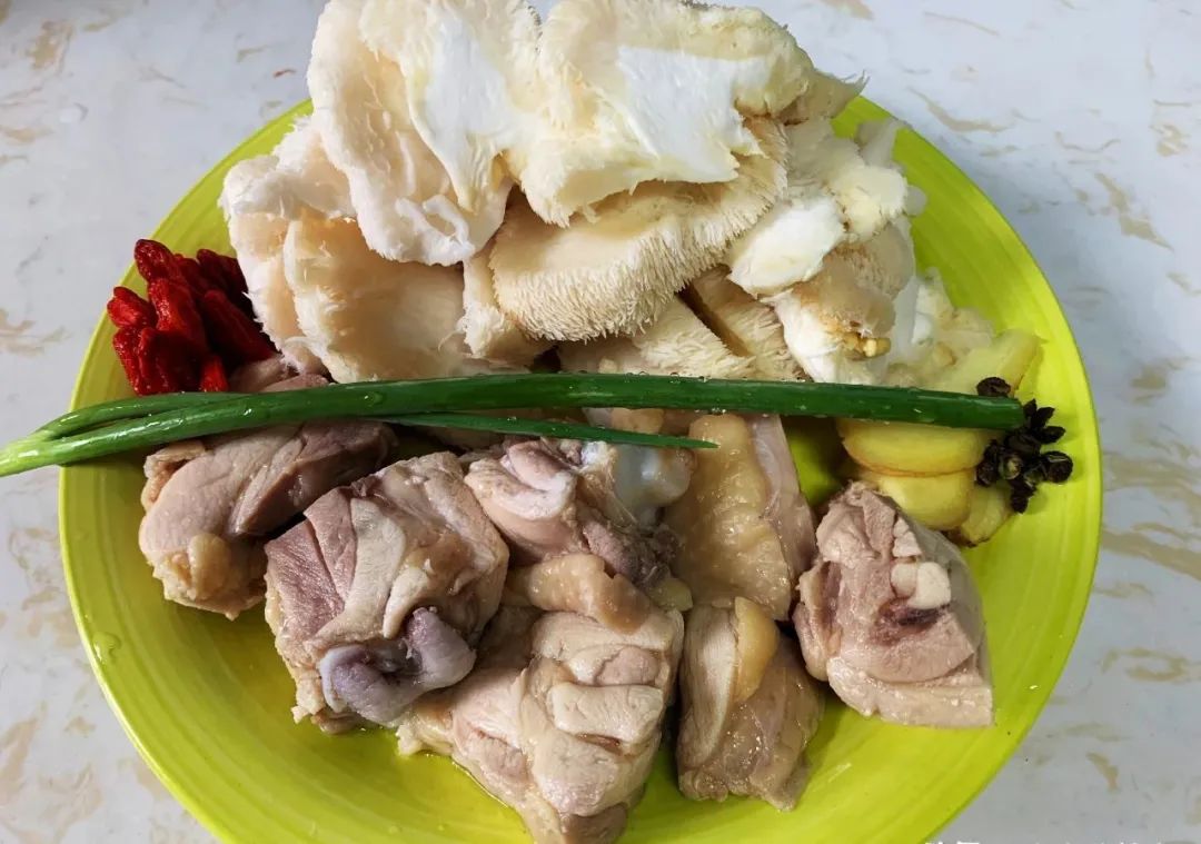 秋天要进补，猴头菇炖鸡汤的正确做法，鲜香味美，口感滑嫩，健脾养胃又滋补！