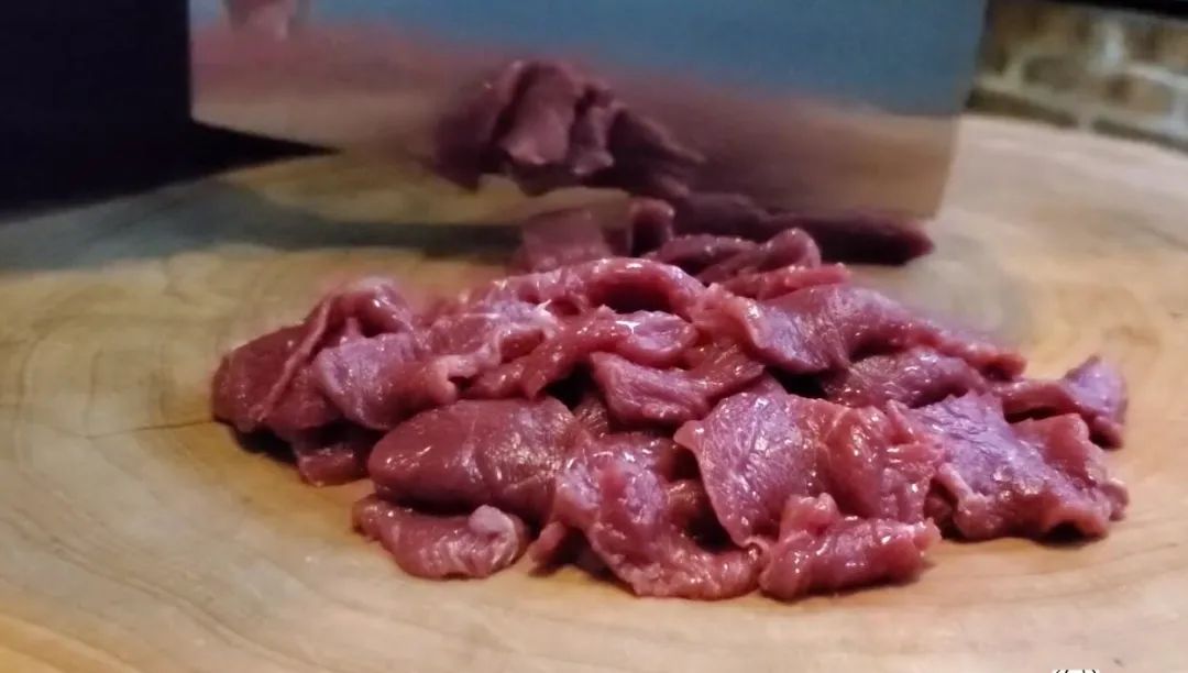 尖椒炒牛肉农家做法，2分钟不到出锅，记住这3步，肉嫩鲜香特别下饭！