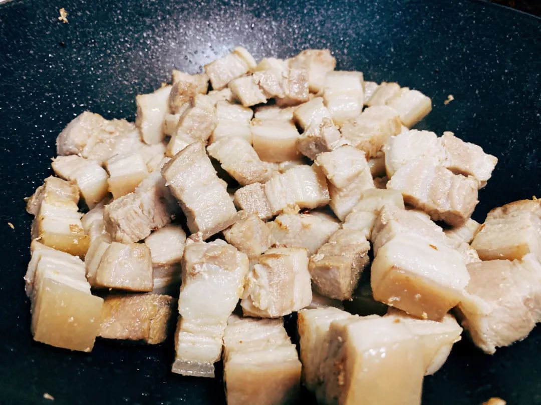 东北猪肉炖粉条的正宗做法，猪肉软烂，粉条吸附满满汤汁，滑嫩又鲜香！