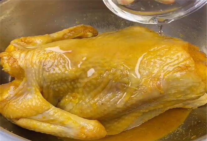 广东正宗盐焗鸡做法，做法超级简单，咸香味美肉滑，比白斩鸡更好吃！