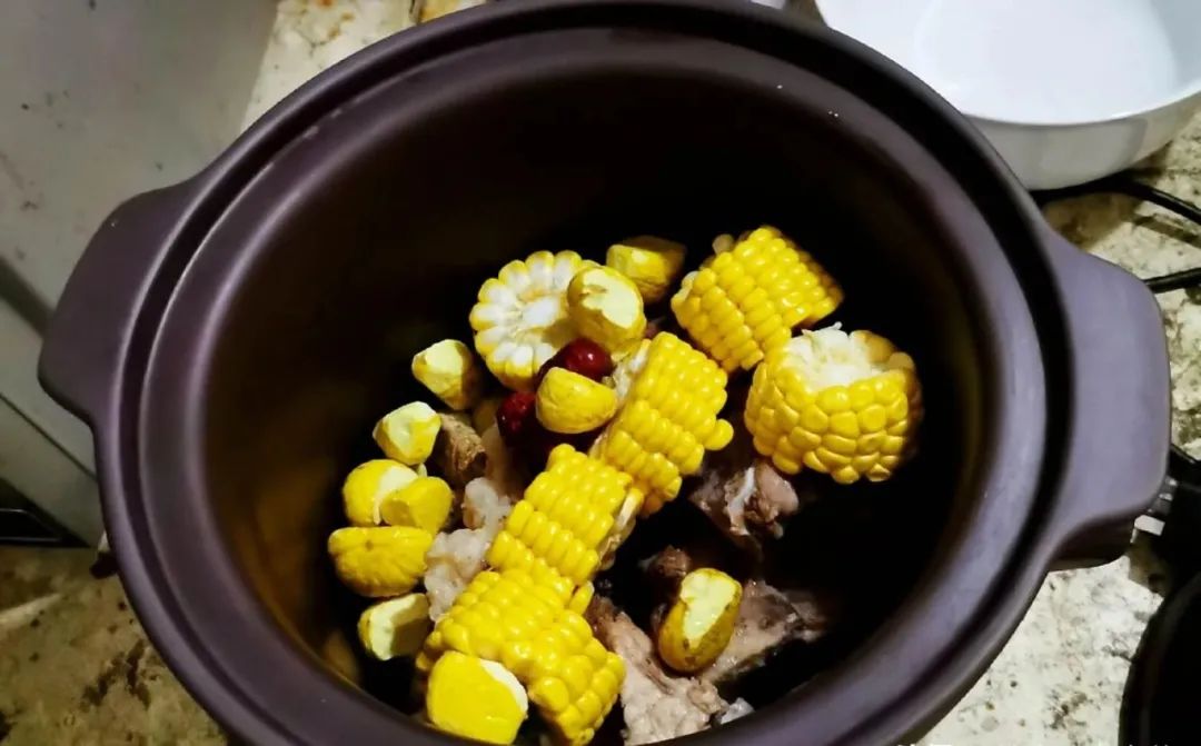 广东人的最爱老火靓汤，玉米板栗骨头汤，汤鲜味美，又滋补，一点都不油腻！