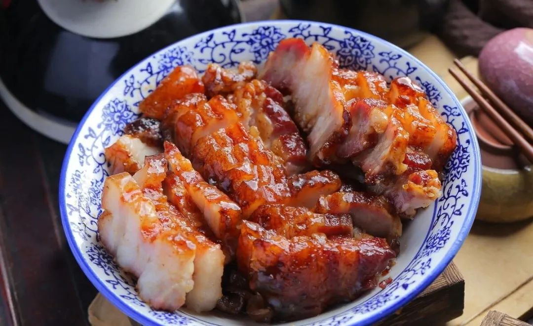 广东蜜汁叉烧肉的家常做法，只要一只电饭煲，配上独家腌料，鲜嫩多汁，15分钟就出锅！