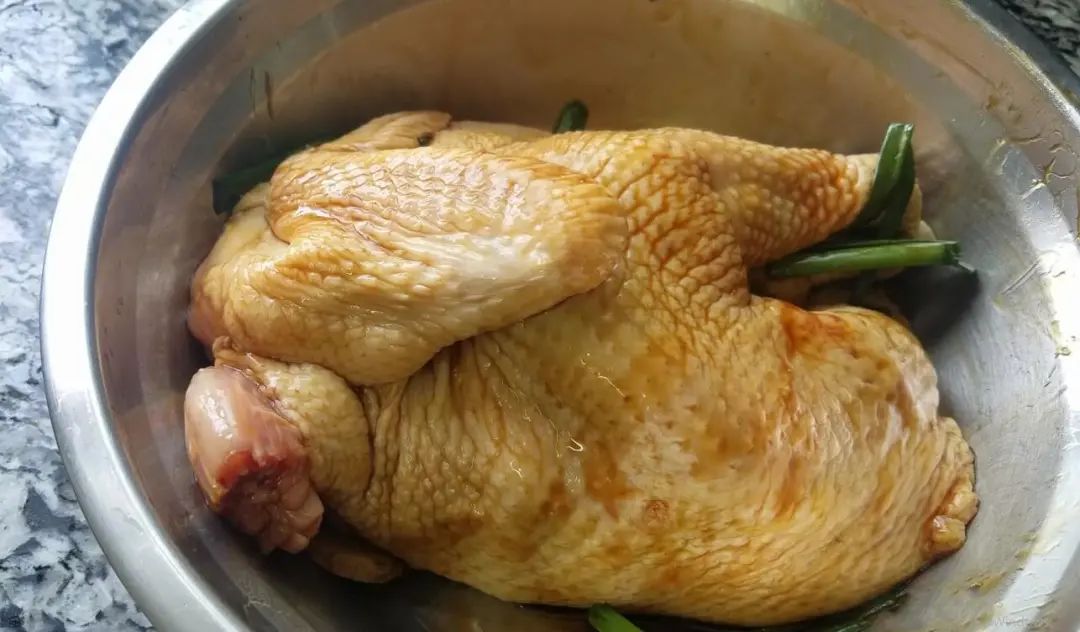 比白切鸡还更好吃的做法，掌握这2点，鸡肉鲜香爽滑，外焦里嫩，好吃不油腻！