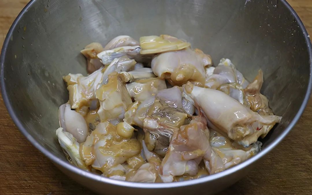 正宗干锅牛蛙的家常做法，麻辣鲜香一口一块，非常过瘾！