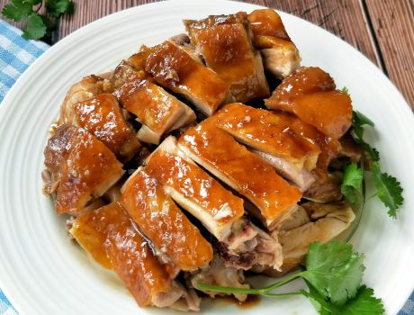 广式豉油鸡最好吃的做法，一口电饭锅就能搞定，肉滑汁多，广东餐桌上最常见的一道菜！