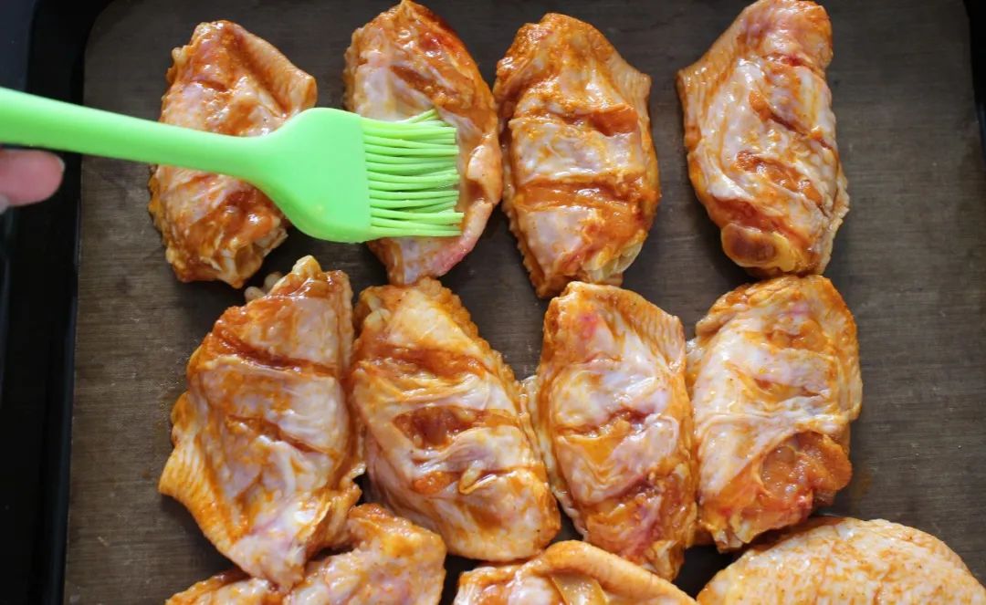 烤鸡翅在家就能做，自制调料做法简单，卫生又营养，不用一滴油，比肯德基的还更好吃！