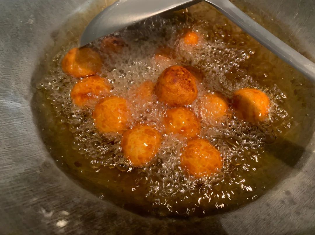 红薯丸子怎样做才好吃？加面粉还加淀粉？教你正确做法，香甜软糯不油腻，个个酥脆，好吃简单！