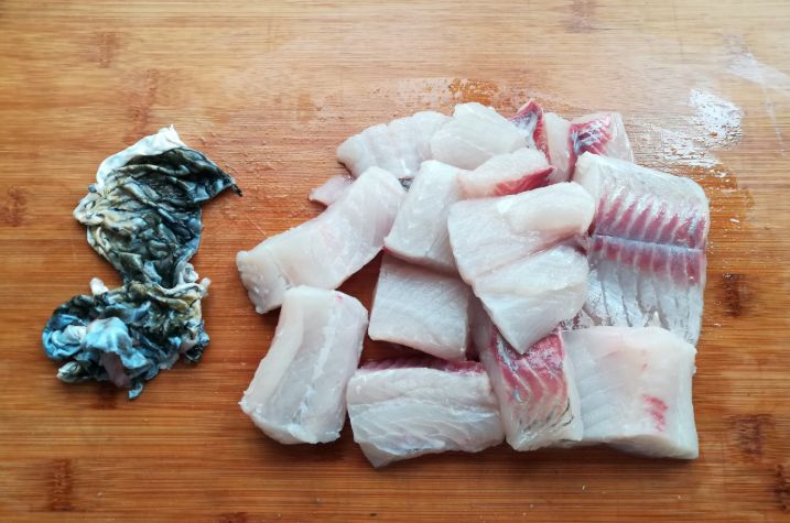 5分钟教你在家学会做手工鱼丸，真材实料无添加，又香又嫩，一点都不腥，比买的更好吃！