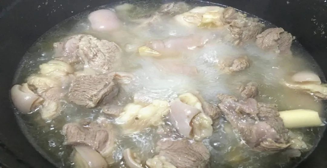 清炖羊肉汤这样做最好吃，千万别直接下锅炖，做好这1步，汤浓味鲜没膻味，冬天越吃越暖和！