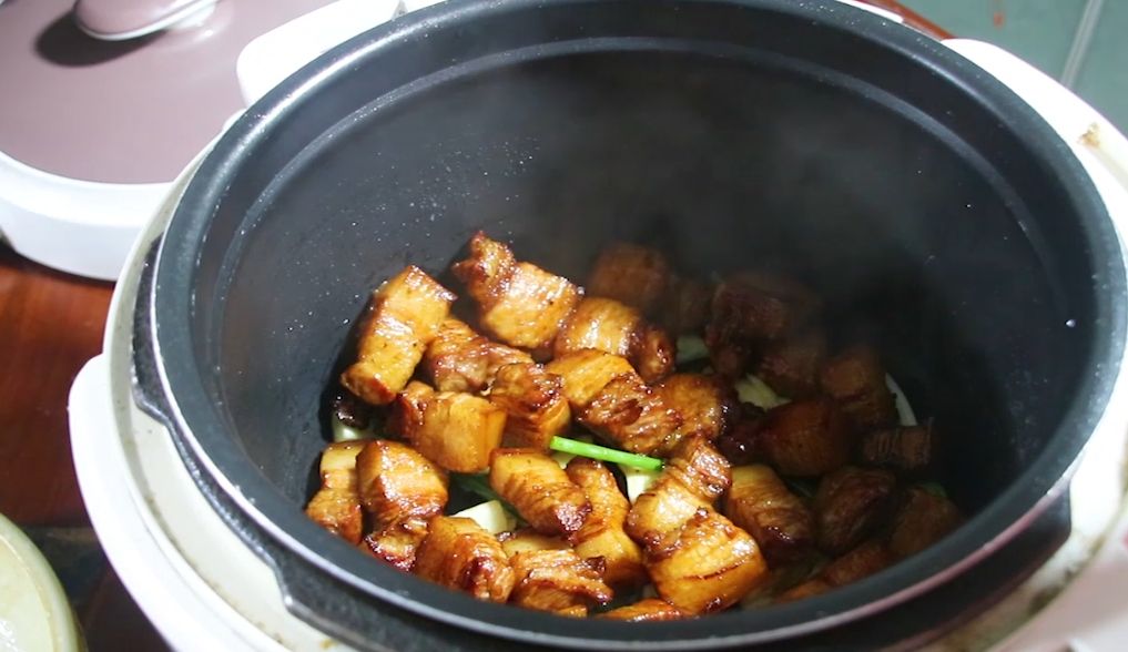 红烧肉最简单又好吃的做法，不用一滴水，电饭锅一焖，肉香四溢肥而不腻！