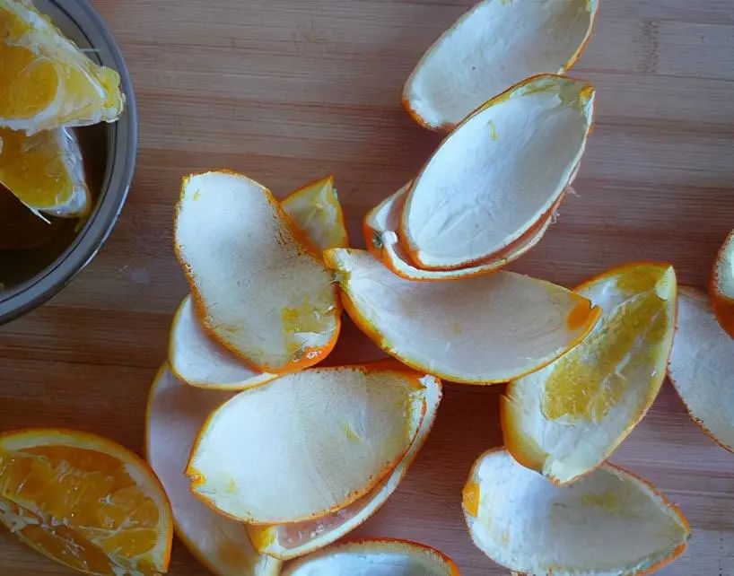橘子吃完橘子皮别再扔掉，做成桔皮糖香甜开胃比桔肉还好吃，止咳化痰清又好吃！