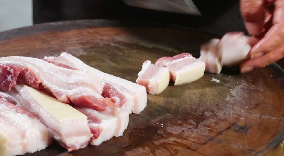 红烧肉最简单又好吃的做法，不用一滴水，电饭锅一焖，肉香四溢肥而不腻！