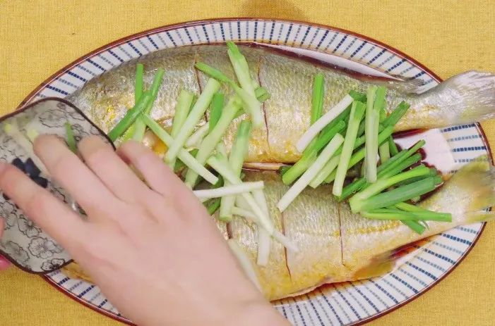 分享红烧黄花鱼最好吃的做法，酱香浓郁，肉质鲜嫩，做法步骤特别简单！
