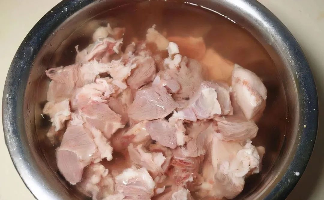 清炖羊肉汤这样做最好吃，千万别直接下锅炖，做好这1步，汤浓味鲜没膻味，冬天越吃越暖和！