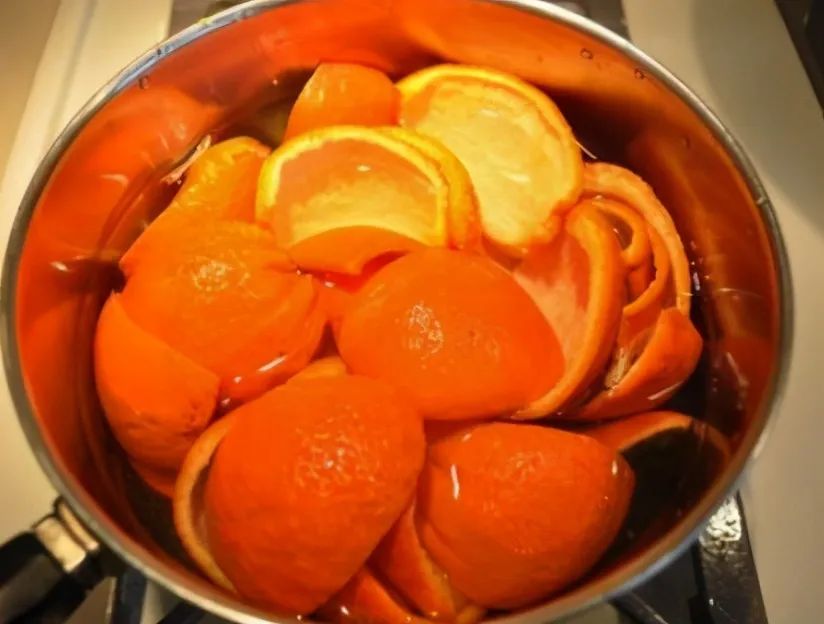 橘子吃完橘子皮别再扔掉，做成桔皮糖香甜开胃比桔肉还好吃，止咳化痰清又好吃！
