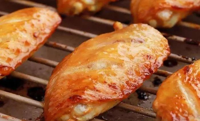 烤鸡翅在家就能做，自制调料做法简单，卫生又营养，不用一滴油，比肯德基的还更好吃！