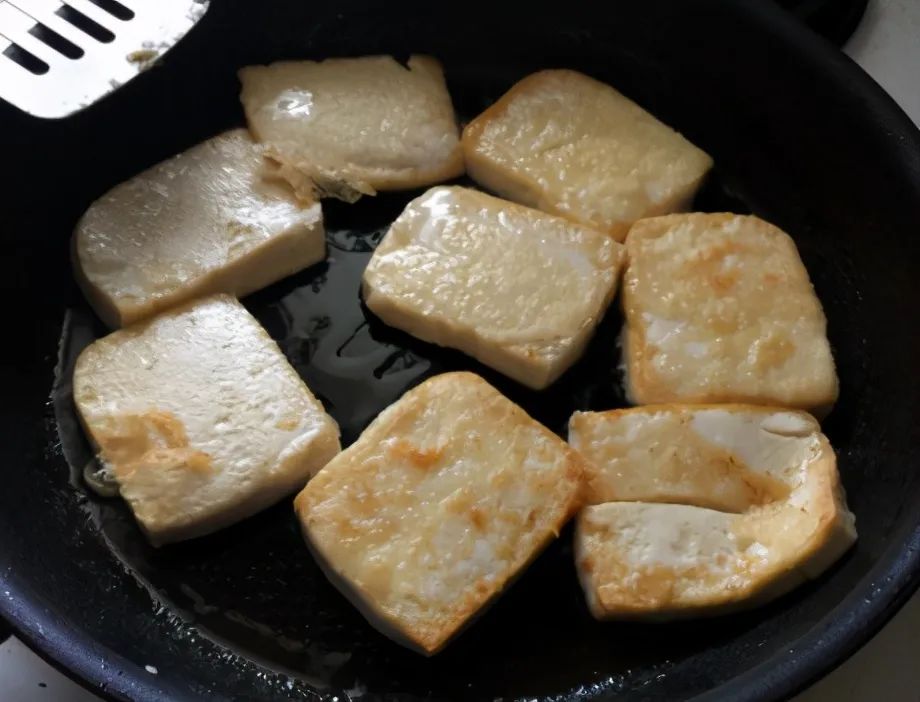 草鱼炖豆腐的家常做法，炖之前裹上它，汤鲜味美肉滑嫩，入味不腥，汤汁都喝光！