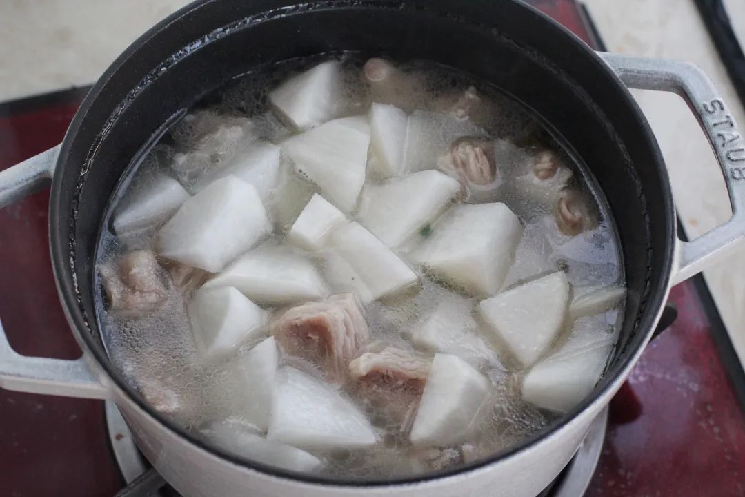 明日小寒，羊肉萝卜汤要多喝，最家常的做法，汤鲜肉嫩，抗寒又滋补，身体暖和没病痛！