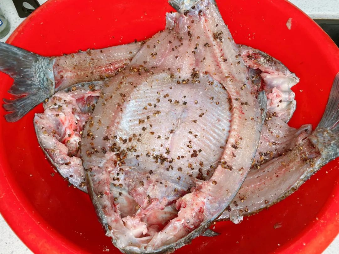 备年货腌腊鱼，腌腊鱼的正确做法，别只会抹盐，记住这2个关键步骤，腊鱼鲜嫩紧实香味足！