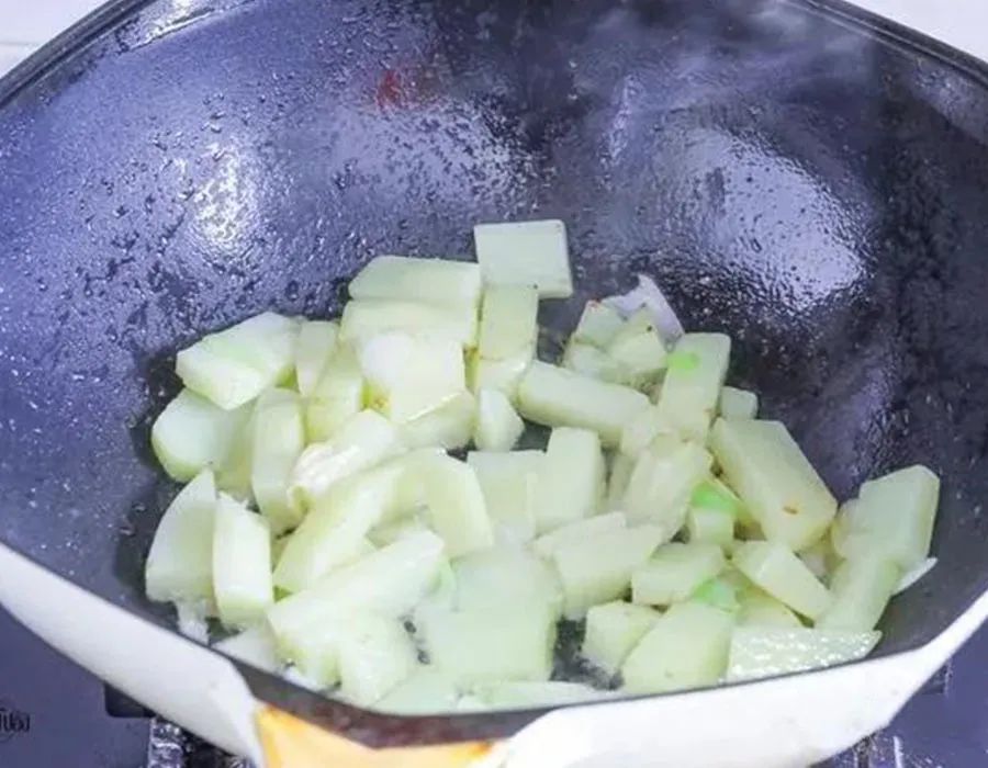 土豆这样做才是最好吃的做法，软糯入口，开胃又解馋，一大盘不够吃，比土豆丝还好吃！