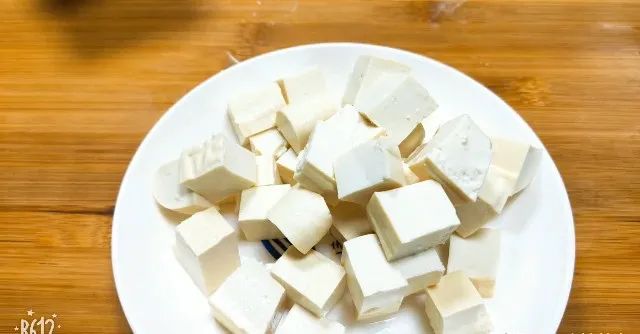 豆腐最解馋的做法，只要6块钱，5分钟出锅，香辣过瘾，好吃又下饭，食材又简单！