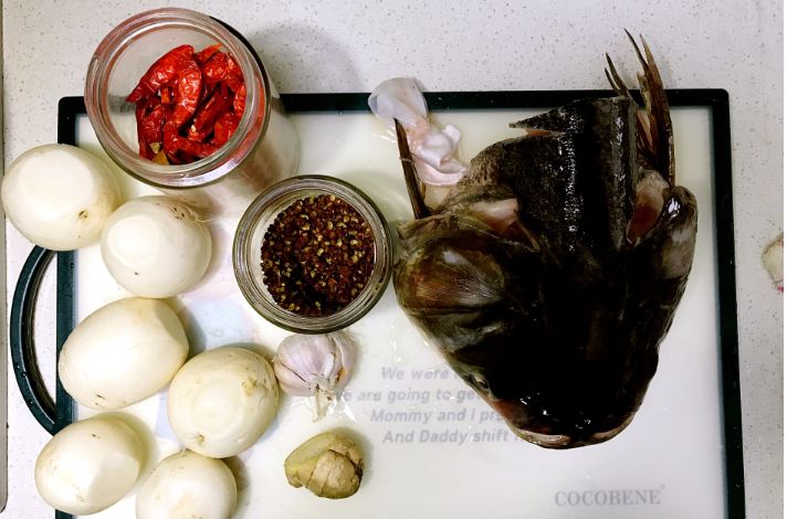 冬季白萝卜赛人参，教你做一锅鱼头焖萝卜，揭开锅盖香气扑鼻，超级美味，特别下饭！