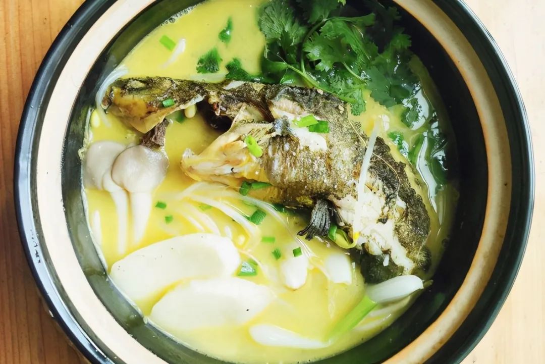 炖鱼汤的正确做法，这“2香”千成不能加，否则鱼汤发黑，不鲜香，鱼肉也发柴！