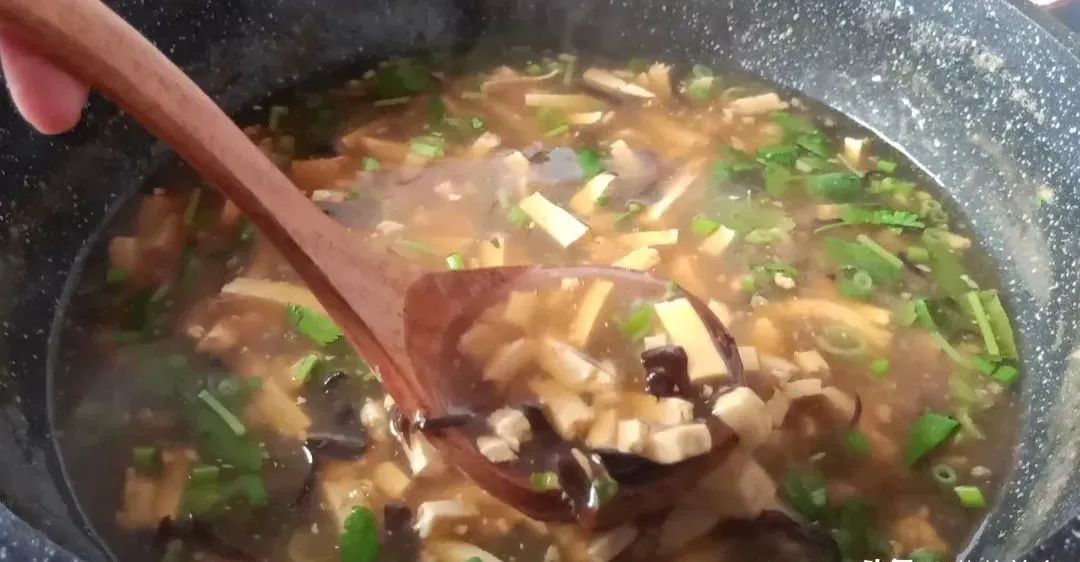 美味豆腐汤的家常做法，鲜嫩可口，清淡味美，饭前喝一碗，暖心又暖胃！