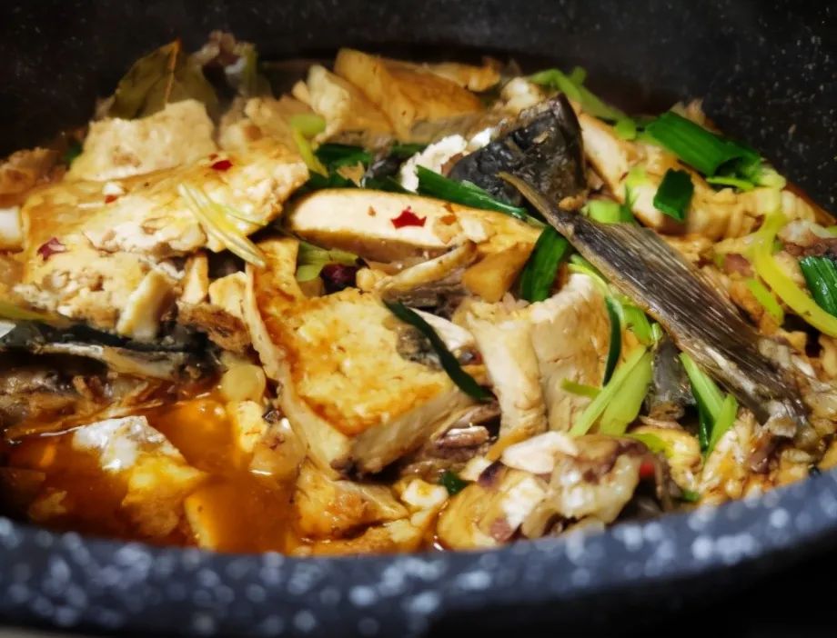 草鱼炖豆腐的家常做法，炖之前裹上它，汤鲜味美肉滑嫩，入味不腥，汤汁都喝光！
