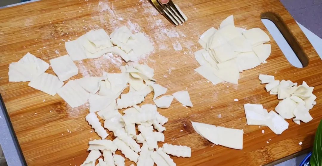 饺子皮也能做汤面，做法简单，10分钟就能出锅，鲜美营养，香喷喷热乎乎！