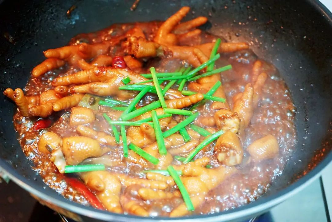 红烧鸡爪这样做最好吃，秘制配方教给你，香辣软糯入味，一锅不够吃，做法还简单！
