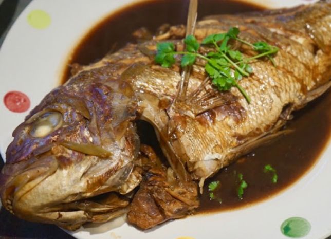 炖鱼时，加酒还是加醋？大厨教你正确的做法，保证鱼肉嫩滑，汤鲜味美无腥味！