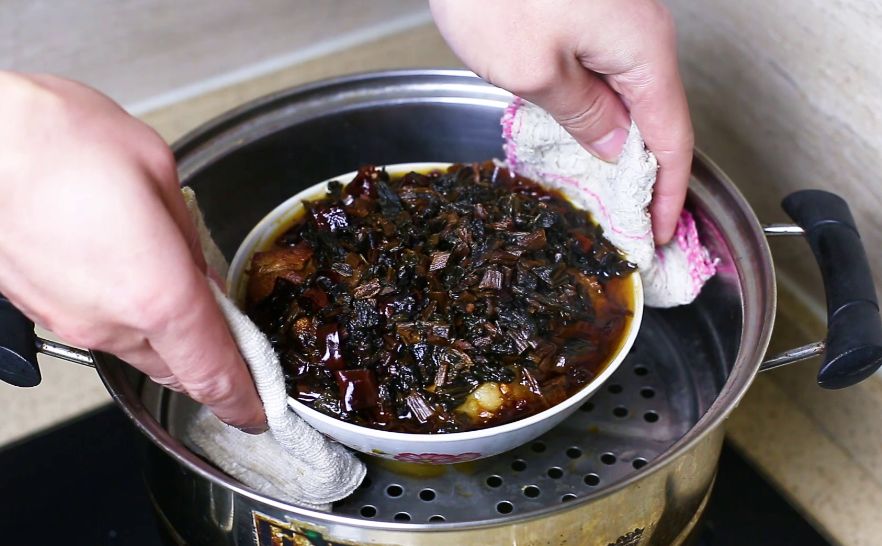 客家人春节必吃的一道菜，梅菜干扣肉的正宗做法，肥而不腻、软烂醇香，过年待客超有面子！