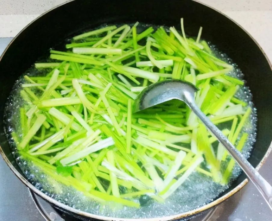 炒芹菜时，到底需不需要焯水？大厨教你正确做法，芹菜脆又嫩，特别好吃！