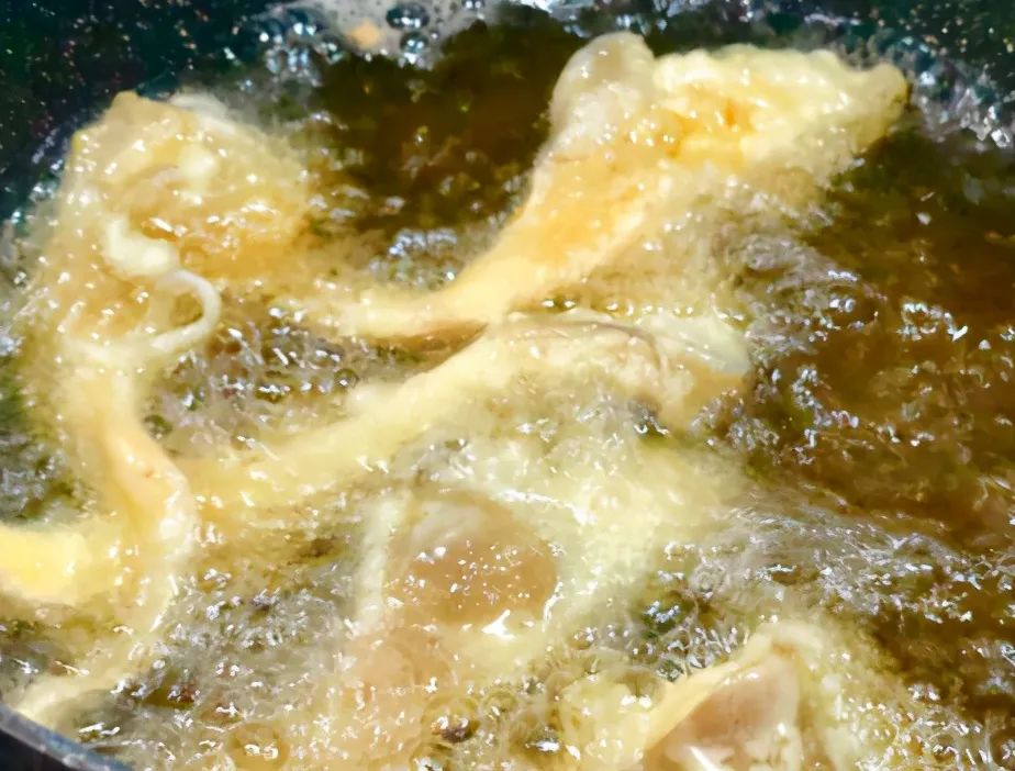 酥炸蘑菇，下锅前不要直接裹面粉，多加1步，焦香酥脆不回潮，超美味！