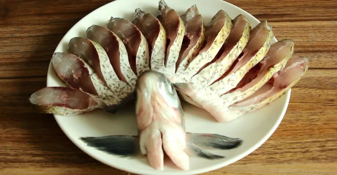 年年有鱼，年夜饭的头道菜<孔雀开屏>的做法，鱼肉鲜香入味，寓意美好！
