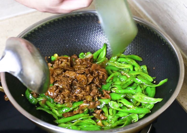 湖南的辣椒炒肉的正确做法，简单好吃，辣椒入味，肉片鲜嫩不柴，特别下饭！