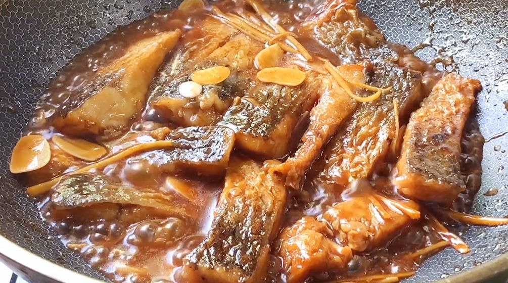 “糖醋鱼”怎么做才好吃？厨师长如此巧妙的做法，酸甜可口无腥味，出锅连汤汁都喝完！