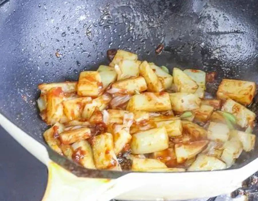 土豆这样做才是最好吃的做法，软糯入口，开胃又解馋，一大盘不够吃，比土豆丝还好吃！