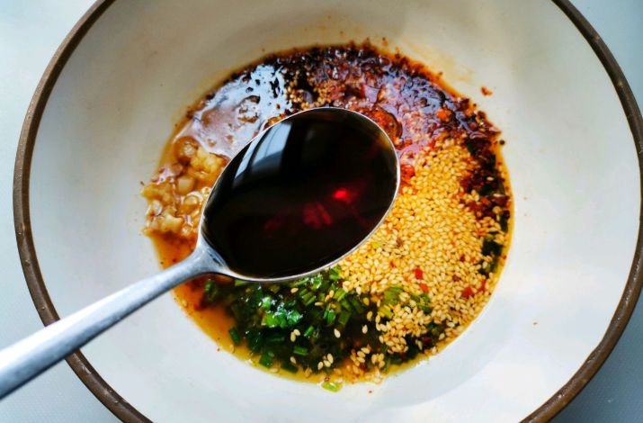酸辣米线最简单的做法，学会这1碗酸辣汁，米线酸爽开胃，爽滑劲道，吃上一碗太舒心！