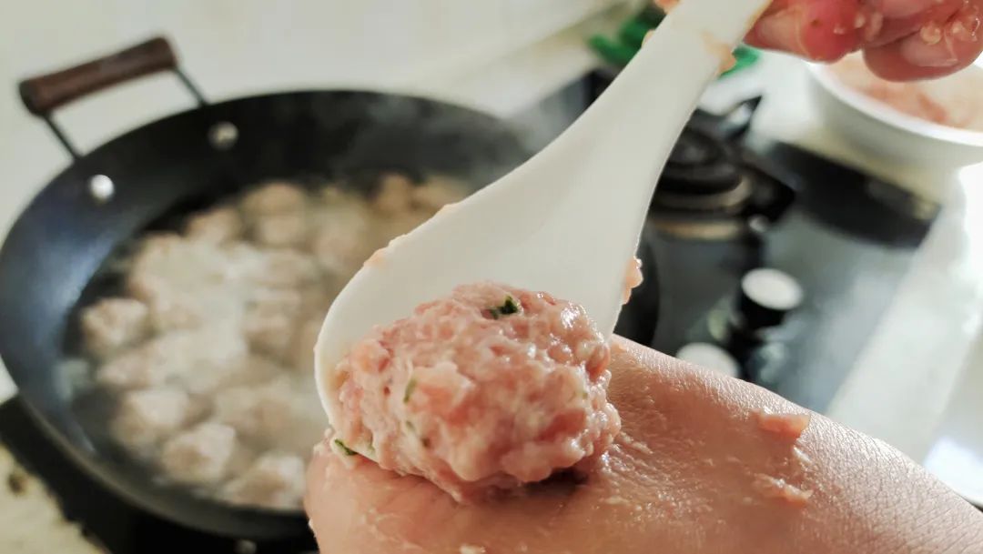生汆丸子最好吃的做法，掌握这3点，做好的肉丸子鲜嫩又劲道，不腥也不柴！