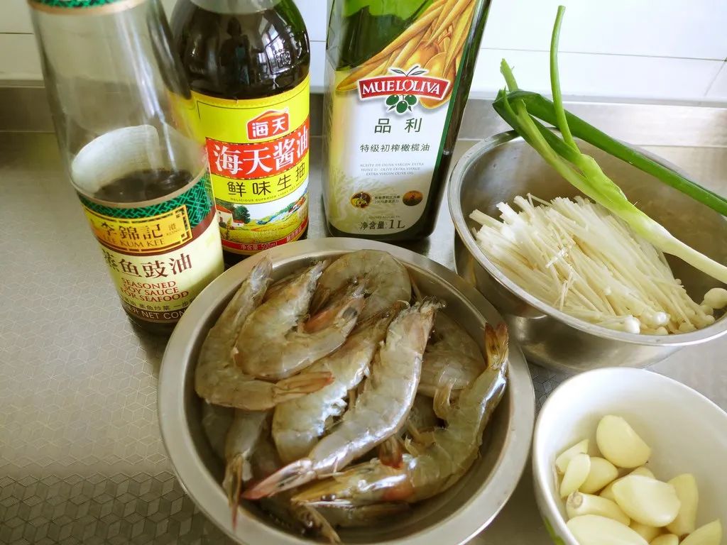 这是蒜蓉大虾的家常做法，比蒸出来的还好吃，蒜香入味，吃着真解馋，端上桌就抢光！