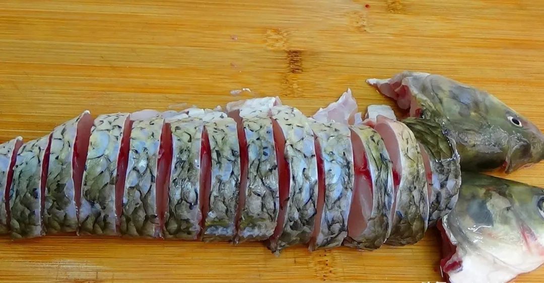 这才是红烧鱼的正确做法，教程详细，简单实用，肉质鲜嫩不腥又入味！