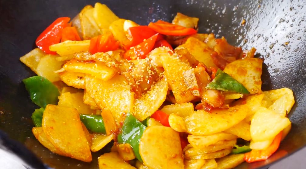 干锅土豆片的正确做法，学会这2个技巧，麻辣干香，开胃下饭，味道太好了！