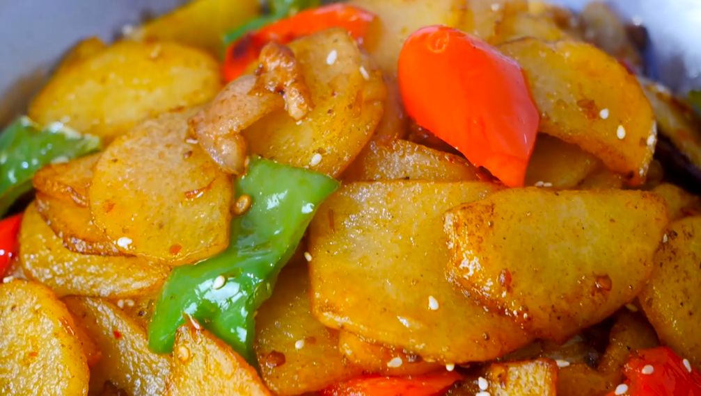 干锅土豆片的正确做法，学会这2个技巧，麻辣干香，开胃下饭，味道太好了！