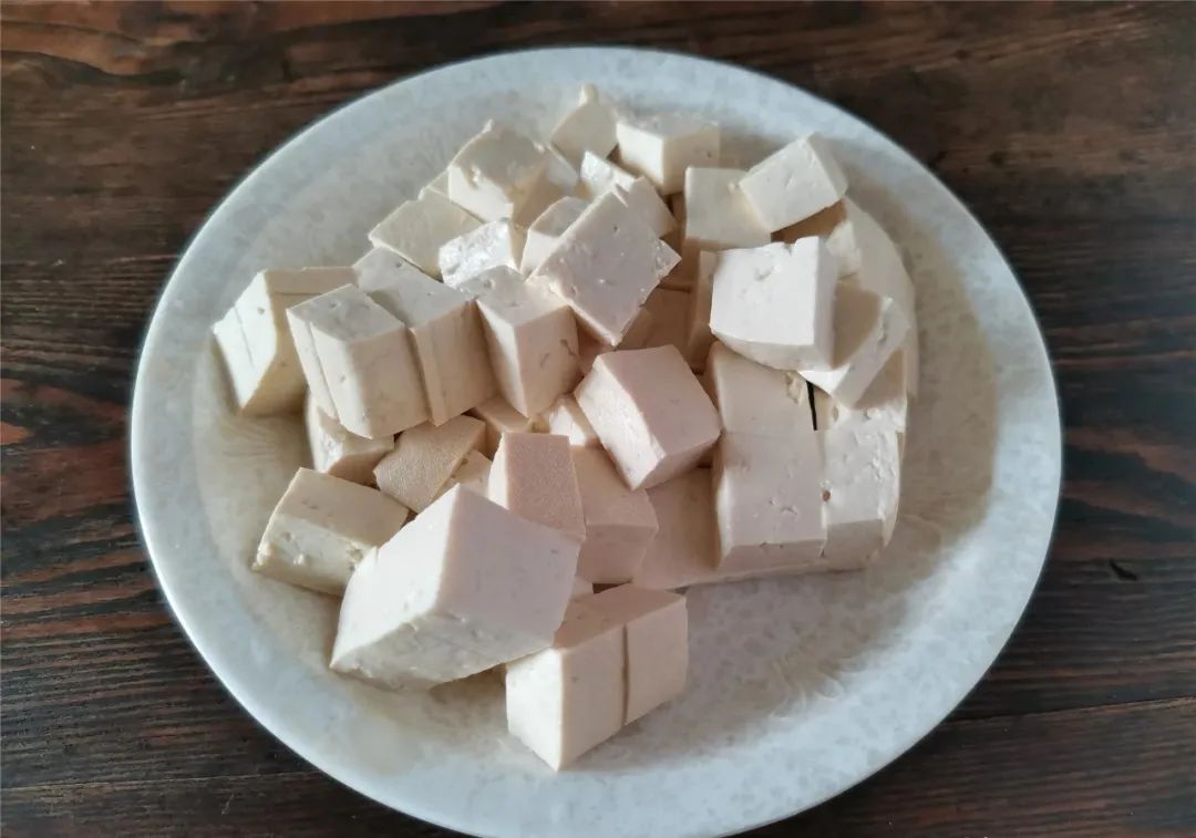 家常烧豆腐最好吃的做法，下锅煎豆腐时，记住这2个窍门，豆腐不碎不粘锅，鲜香入味特别下饭！