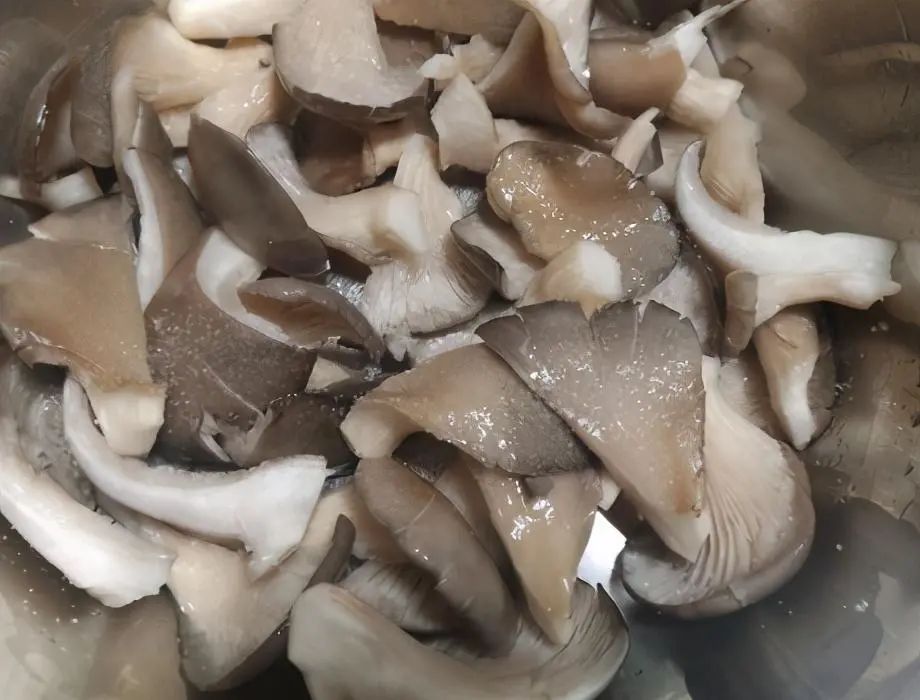 酥炸蘑菇，下锅前不要直接裹面粉，多加1步，焦香酥脆不回潮，超美味！